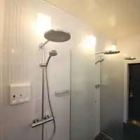 ห้องอาบน้ำที่สิ่งอำนวยความสะดวกอาบน้ำ