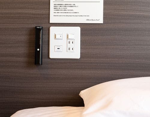 枕元にコンセントタップ