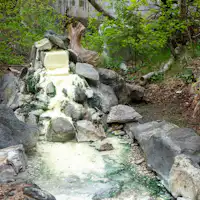 ถัดจากโรงแรมคือแหล่งน้ำพุร้อนของโรงแรมคาวายูคังโค