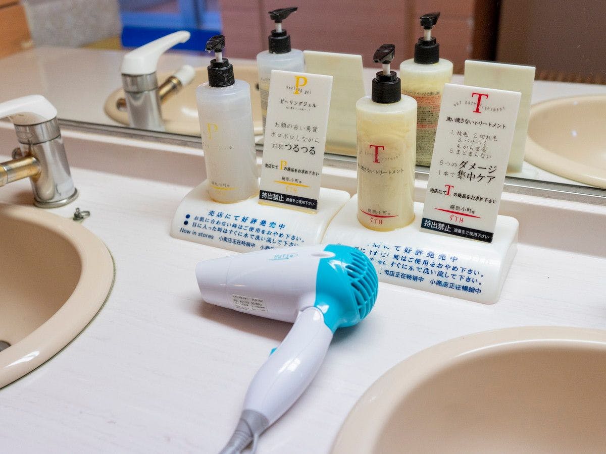 ห้องอาบน้ำสาธารณะมีไดร์เป่าผมและสิ่งอำนวยความสะดวกต่าง ๆ