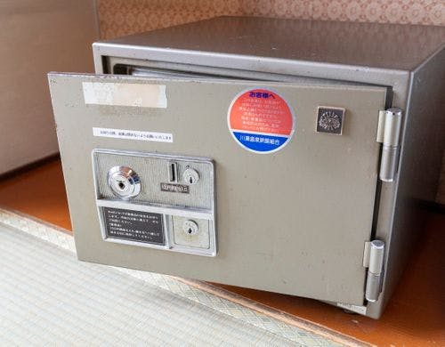 【客室】貴重品ボックスをご利用ください