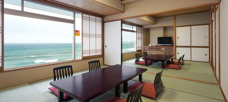 Kamar bergaya Jepang 16 tatami dengan dua kamar 8 tatami yang terhubung