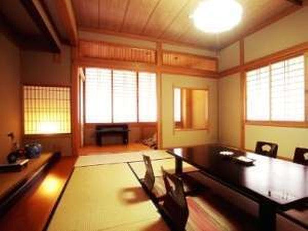 【夢の舎】ด้านในมีโต๊ะโคทัตสึแบบฝังที่สามารถนั่งได้ถึง 4 คน