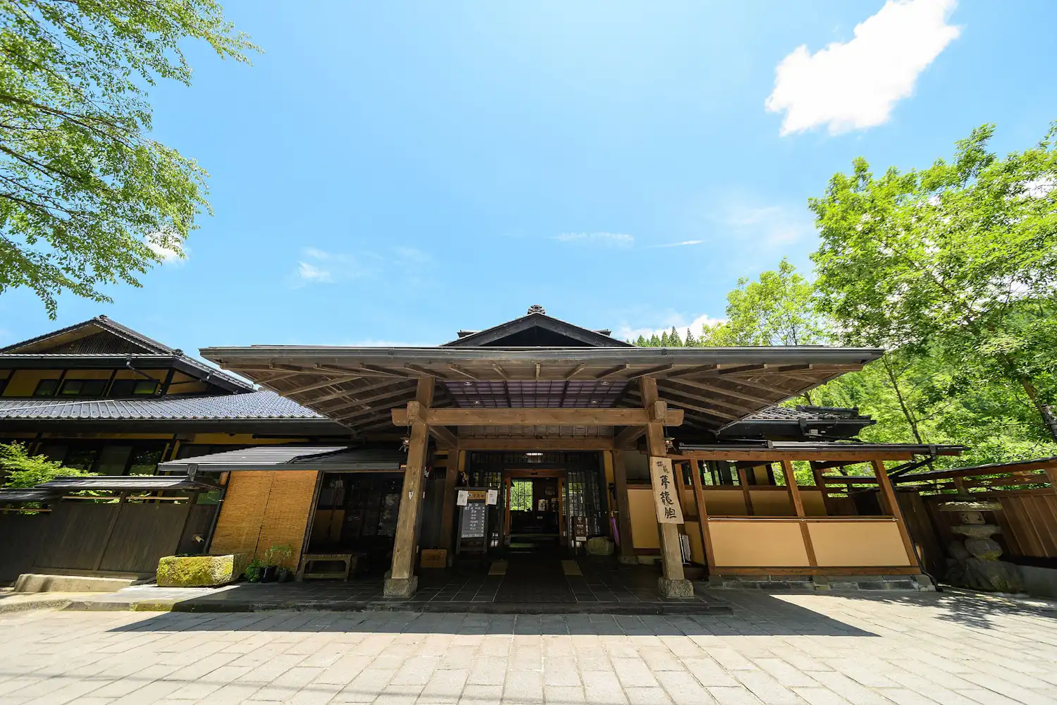 ภาพถ่ายด้านหน้าของยูเมะ รินโด