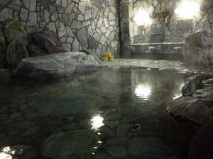 อ่างอาบน้ำหินสำหรับครอบครัวที่กว้างขวางและเป็นส่วนตัว