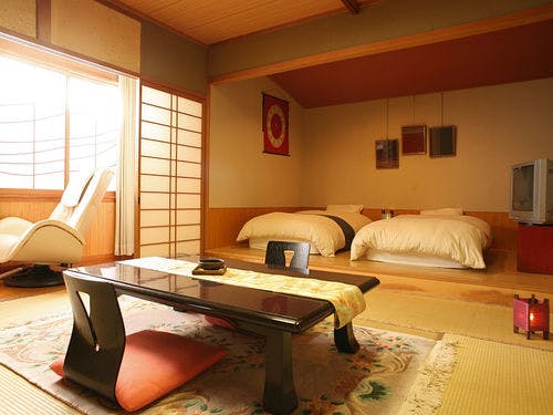 和洋室１５帖客室（マッサージチェア付き）