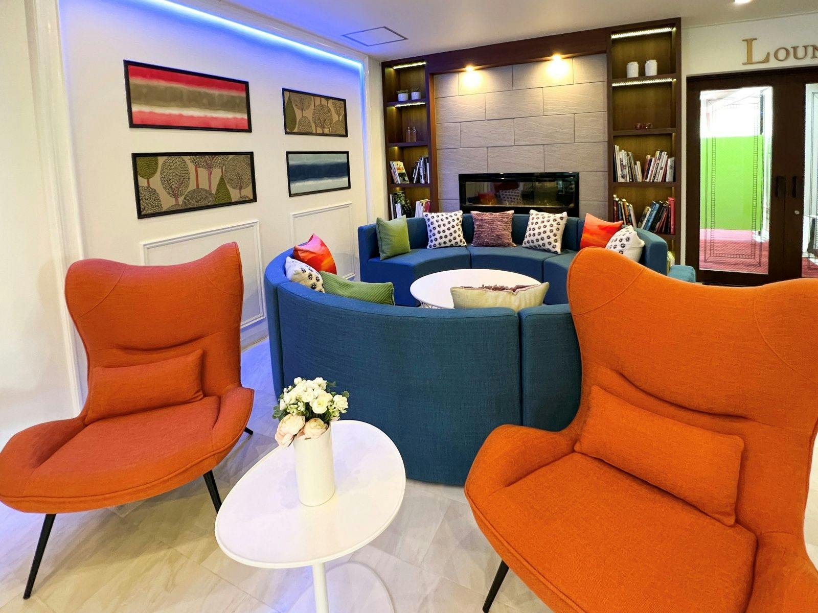 ล็อบบี้: เก้าอี้และโต๊ะ