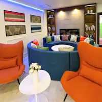 ล็อบบี้: เก้าอี้และโต๊ะ