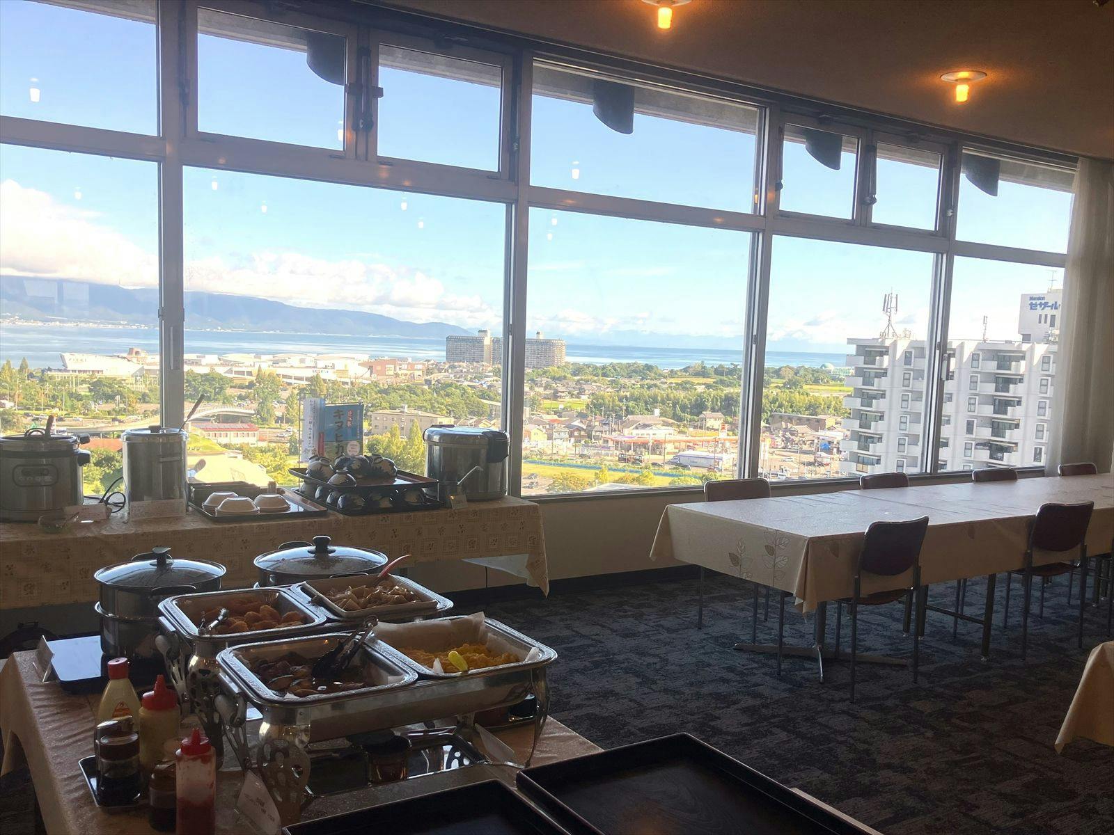 ห้องอาหารเช้าตั้งอยู่ที่ชั้น 14 ซึ่งเป็นชั้นบนสุดของอาคารค่ะ♪