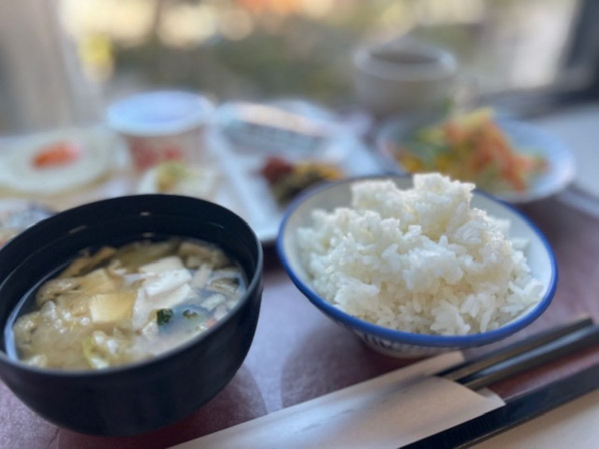 อาหารเช้า 06:00-10:00 (รับรอบสุดท้าย 09:45)