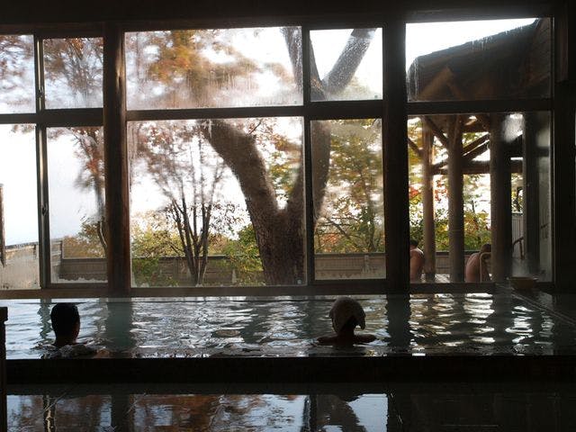 ช่วงเวลาสงบเงียบแช่ตัวถึงไหล่พร้อมชมใบไม้เปลี่ยนสี♪