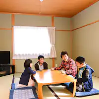 ตอนกลางคืนปูฟูกและพักผ่อนในห้องนอน ห้องสไตล์ญี่ปุ่นในคอทเทจ