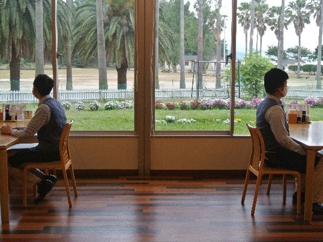 ร้านอาหารเว้นระยะห่างระหว่างโต๊ะที่นั่งติดกัน