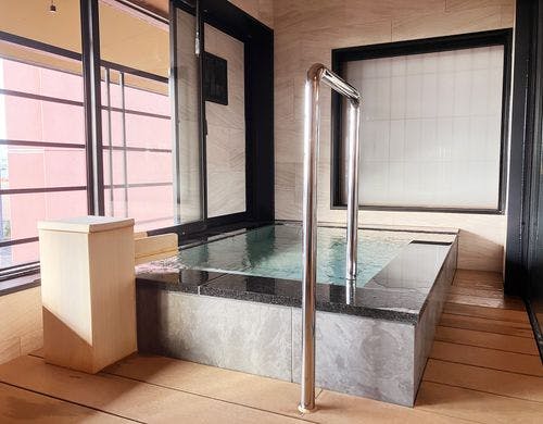 客室露天の広さは、奥行き148センチ