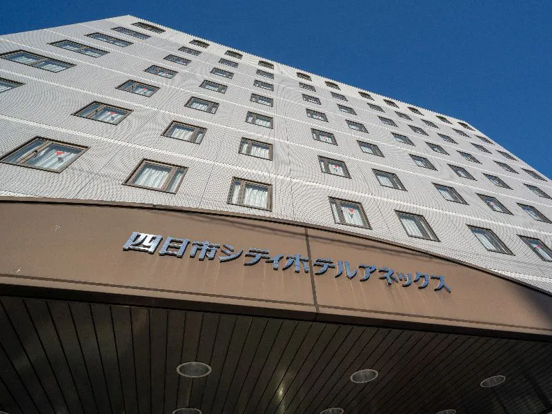 Hotel Eksterior (sisi selatan)