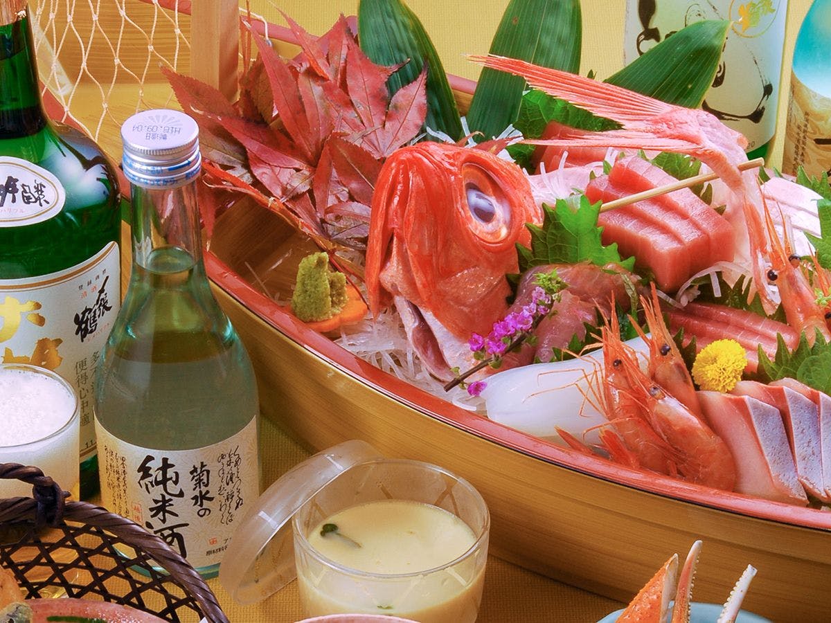 อาหารทะเลสดตามฤดูกาลจัดเต็มในเรือ