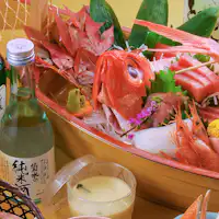 อาหารทะเลสดตามฤดูกาลจัดเต็มในเรือ