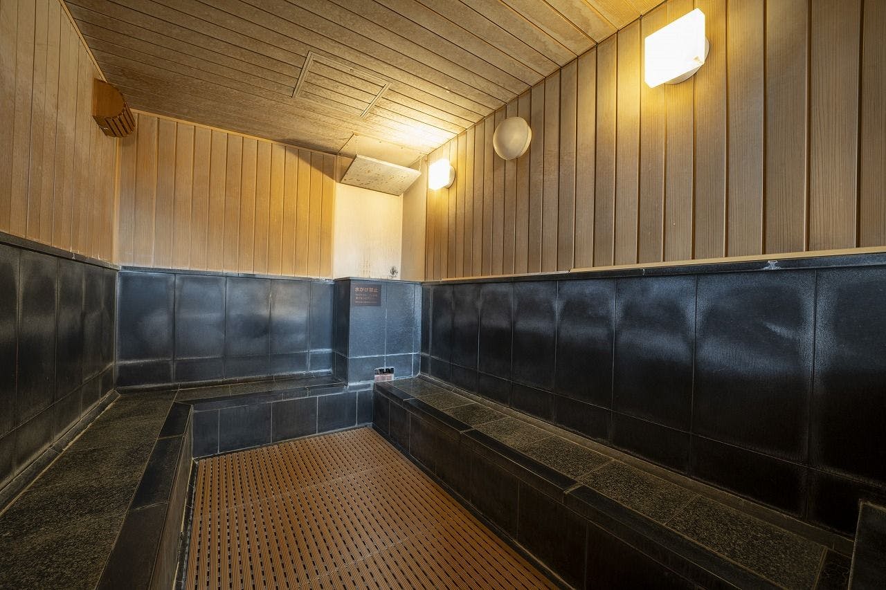 Di pemandian umum terdapat sauna dengan suhu rendah.