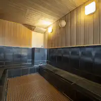 Di pemandian umum terdapat sauna dengan suhu rendah.