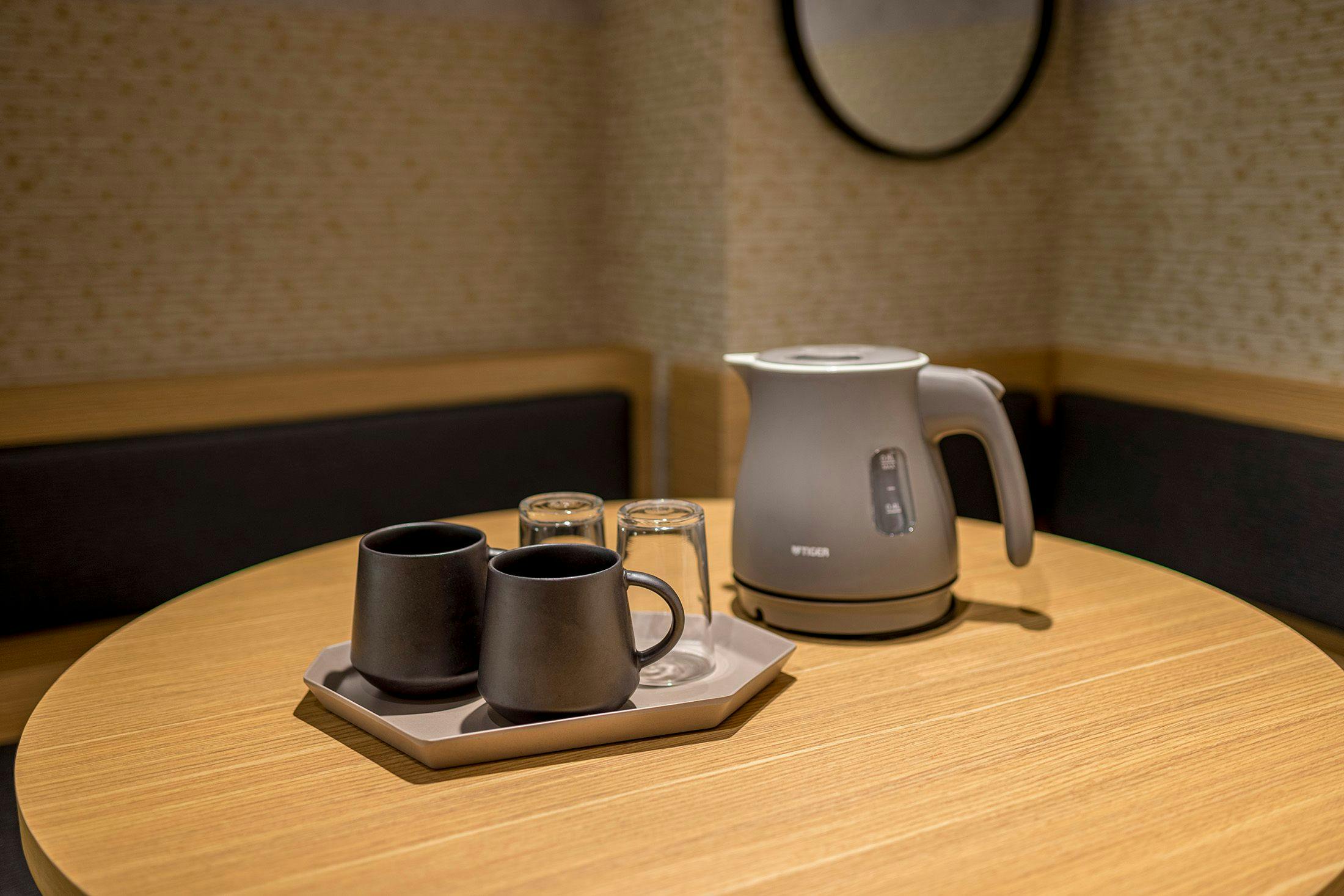 กาต้มน้ำและถ้วย