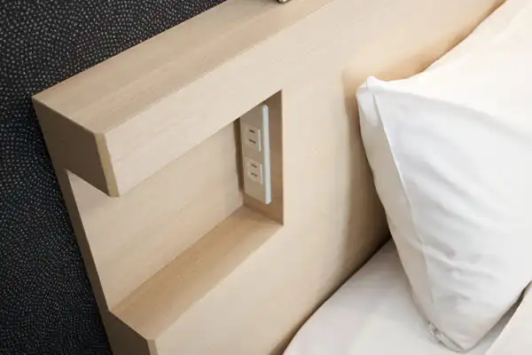 Katil dilengkapi dengan soket elektrik!