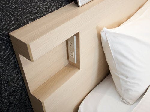 ベッドにはコンセントがあります！