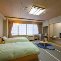 ห้องพักสไตล์ญี่ปุ่นพร้อมพื้นเสื่อตาตามิและเตียงคู่