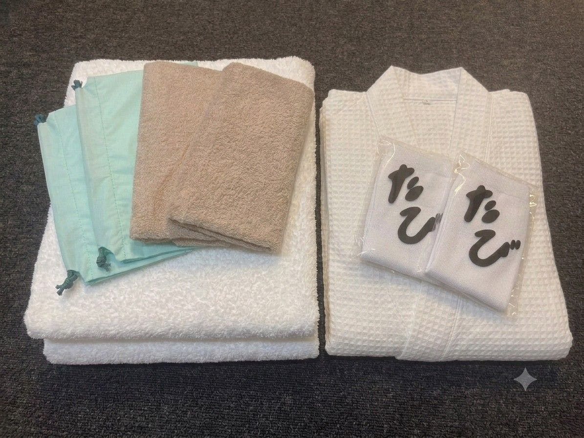 มีผ้าเช็ดตัวและชุดสำหรับสวมใส่ภายในที่พักเตรียมไว้ให้ด้วย
