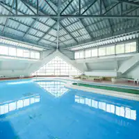 Kolam renang dalam ruangan