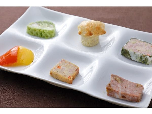 จานอาหารเรียกน้ำย่อย 6 ชนิด