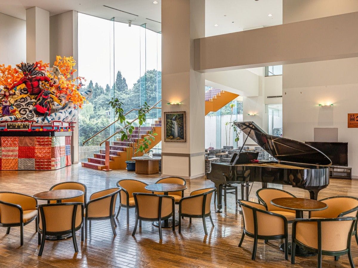 ล็อบบี้ที่มีเพดานสูงและบรรยากาศโปร่งโล่ง