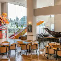 ล็อบบี้ที่มีเพดานสูงและบรรยากาศโปร่งโล่ง