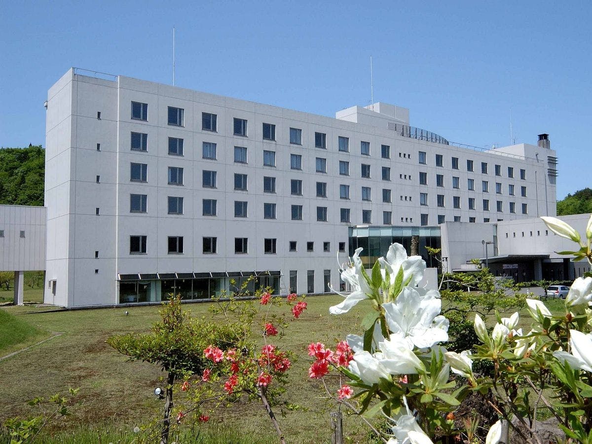 ภาพภายนอกโรงแรมในฤดูใบไม้ผลิ