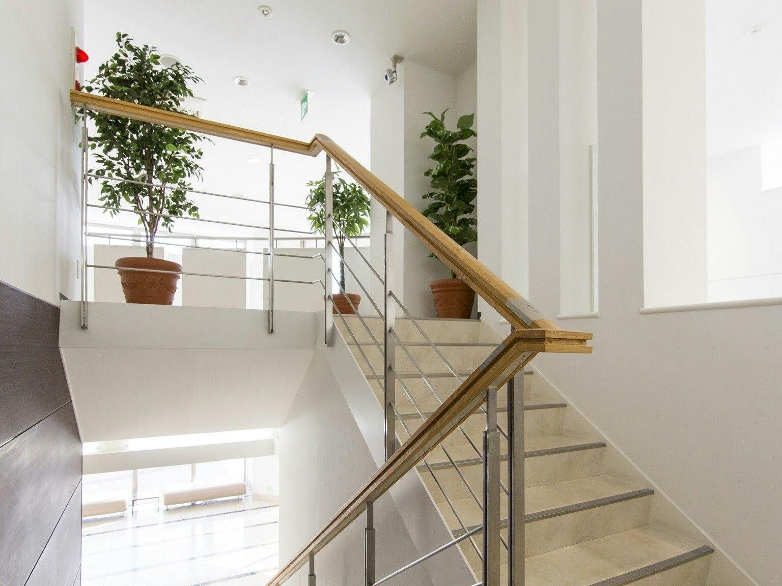 【บันไดภายในอาคาร】