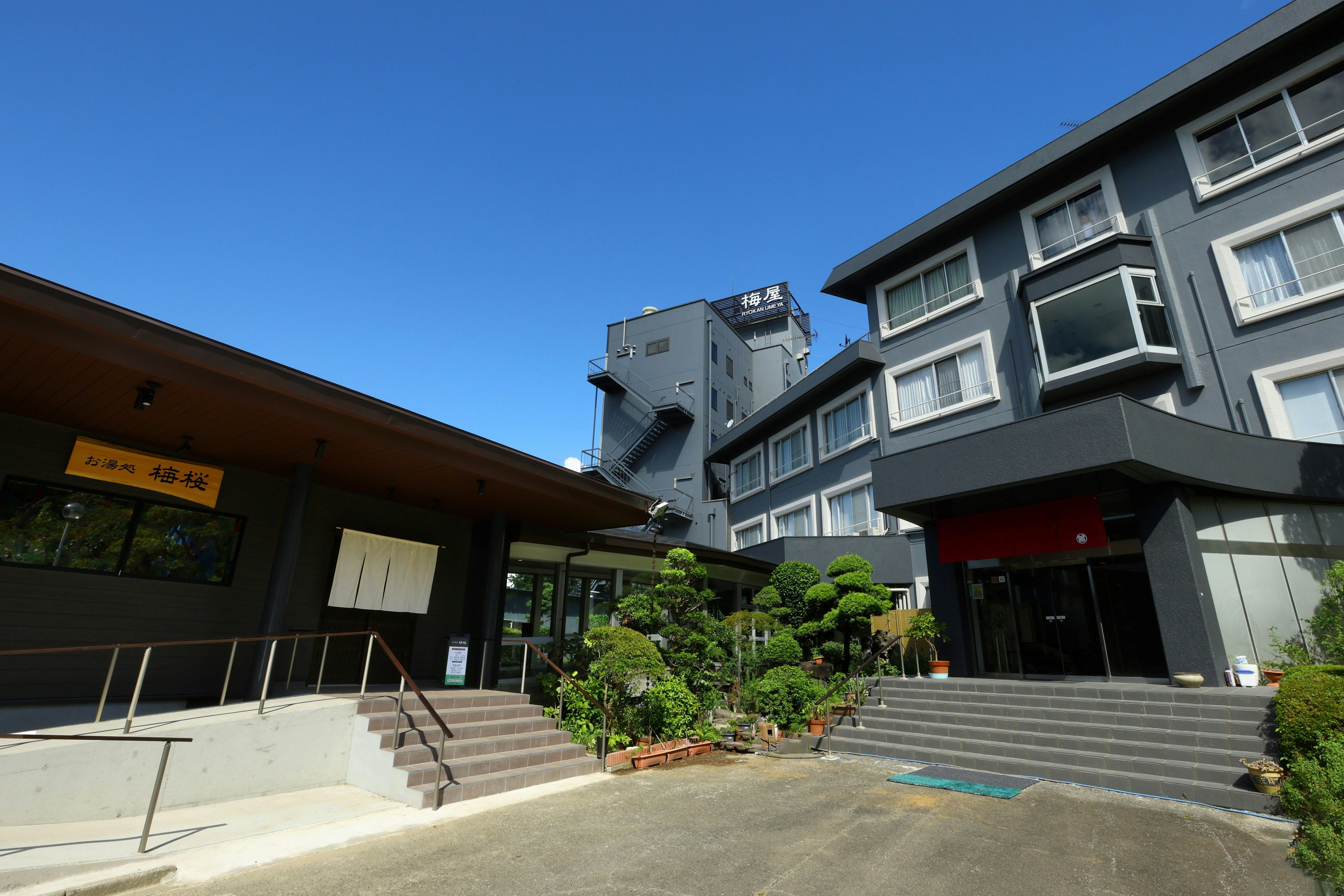 ภายนอก เรียวกัง + บ่อน้ำพุร้อนอุเมะซากุระ