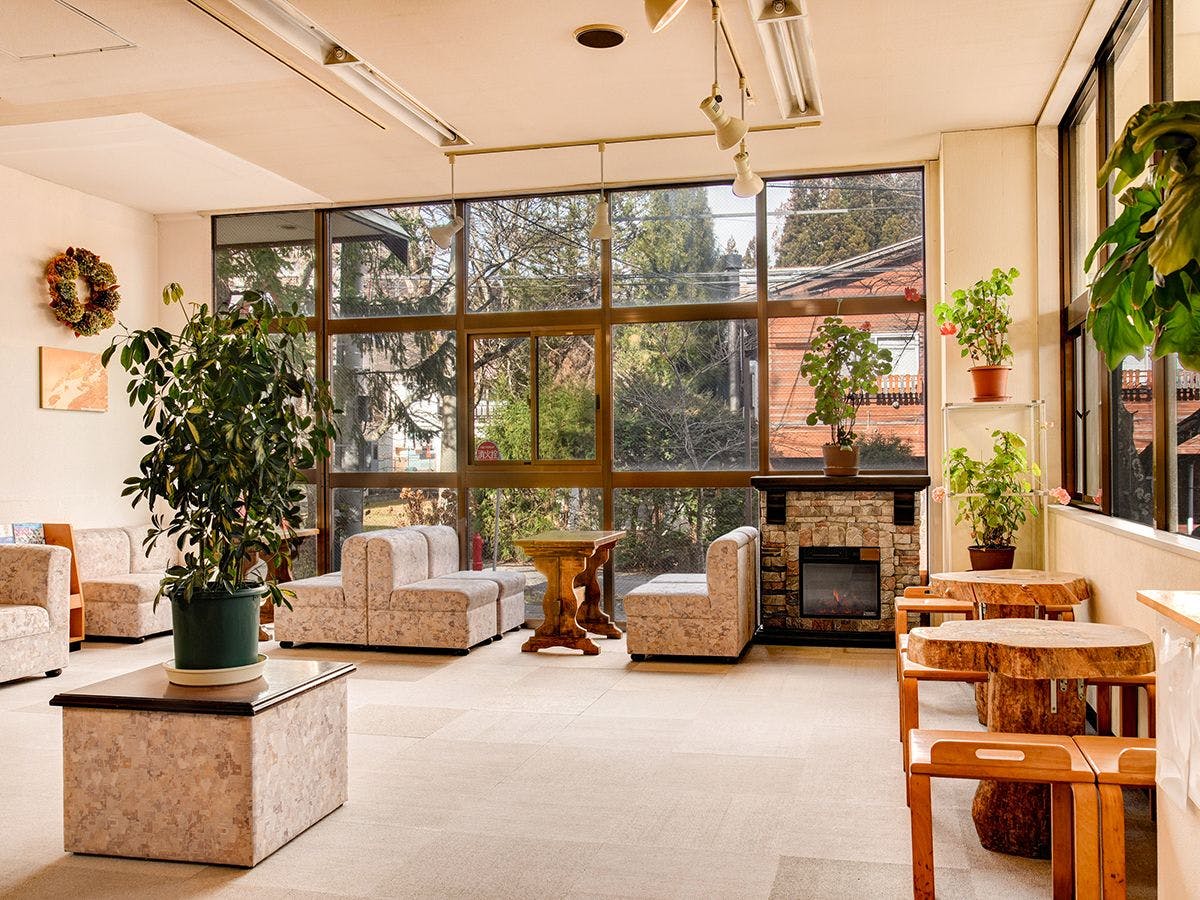 *Lounge／Lounge dengan langit-langit tinggi dan jendela besar