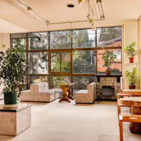 *Lounge/Lounge dengan langit-langit tinggi dan jendela besar