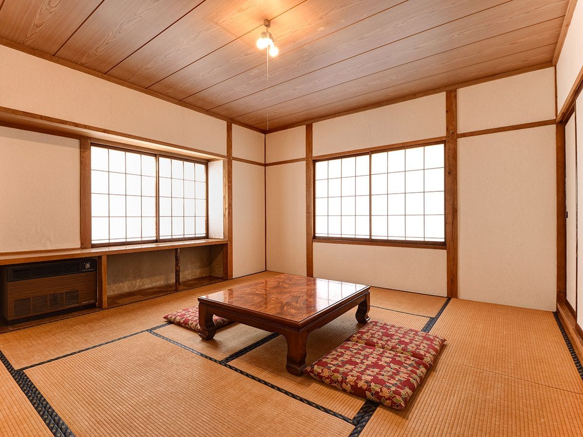 *Kamar bergaya Jepang di bangunan tambahan / Tanpa bak mandi, toilet, fasilitas