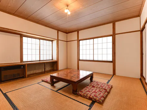 *Kamar bergaya Jepang di bangunan tambahan / Tanpa bak mandi, toilet, fasilitas