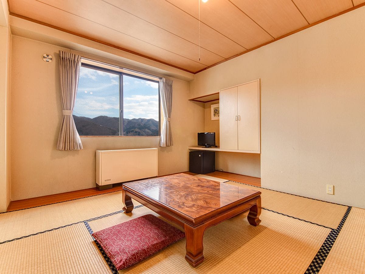 Kamar utama bergaya Jepang / Bersantai di atas tatami setelah melepas sepatu.