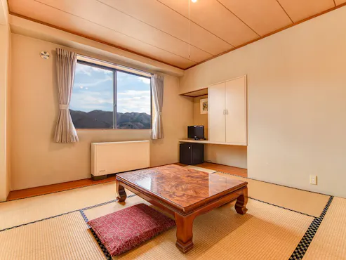 Kamar utama bergaya Jepang / Bersantai di atas tatami setelah melepas sepatu.