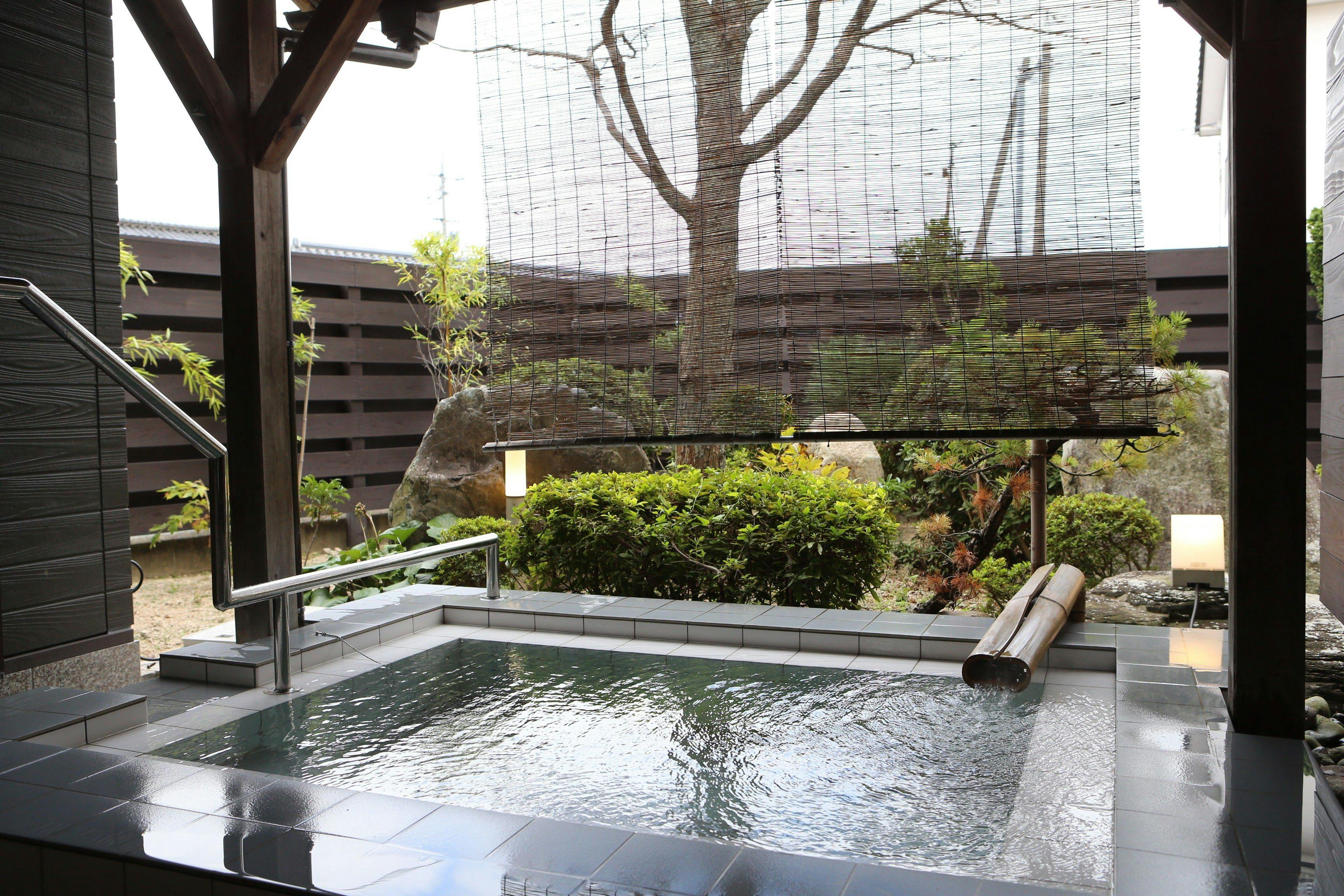 시간 교대제로 운영되는 온천 노천탕입니다.