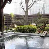 시간 교대제로 운영되는 온천 노천탕입니다.