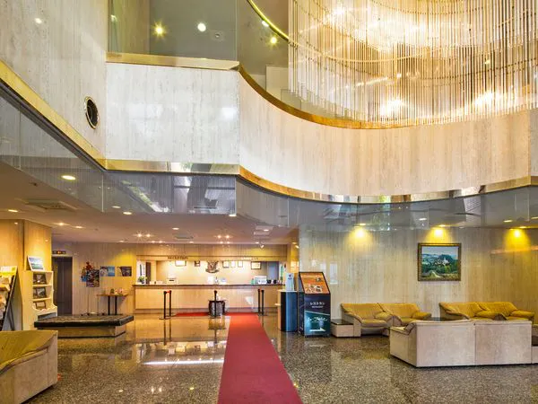 เช็กอินที่ล็อบบี้ซึ่งมีแสงสว่างสดใสส่องเข้ามา