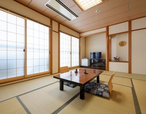 ユニットバス・トイレ付の和室です。