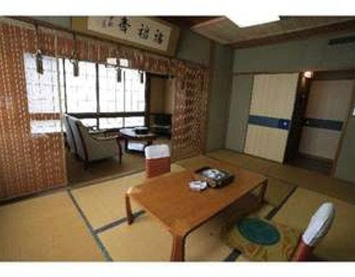 温泉風呂付和室と洋間があります。
