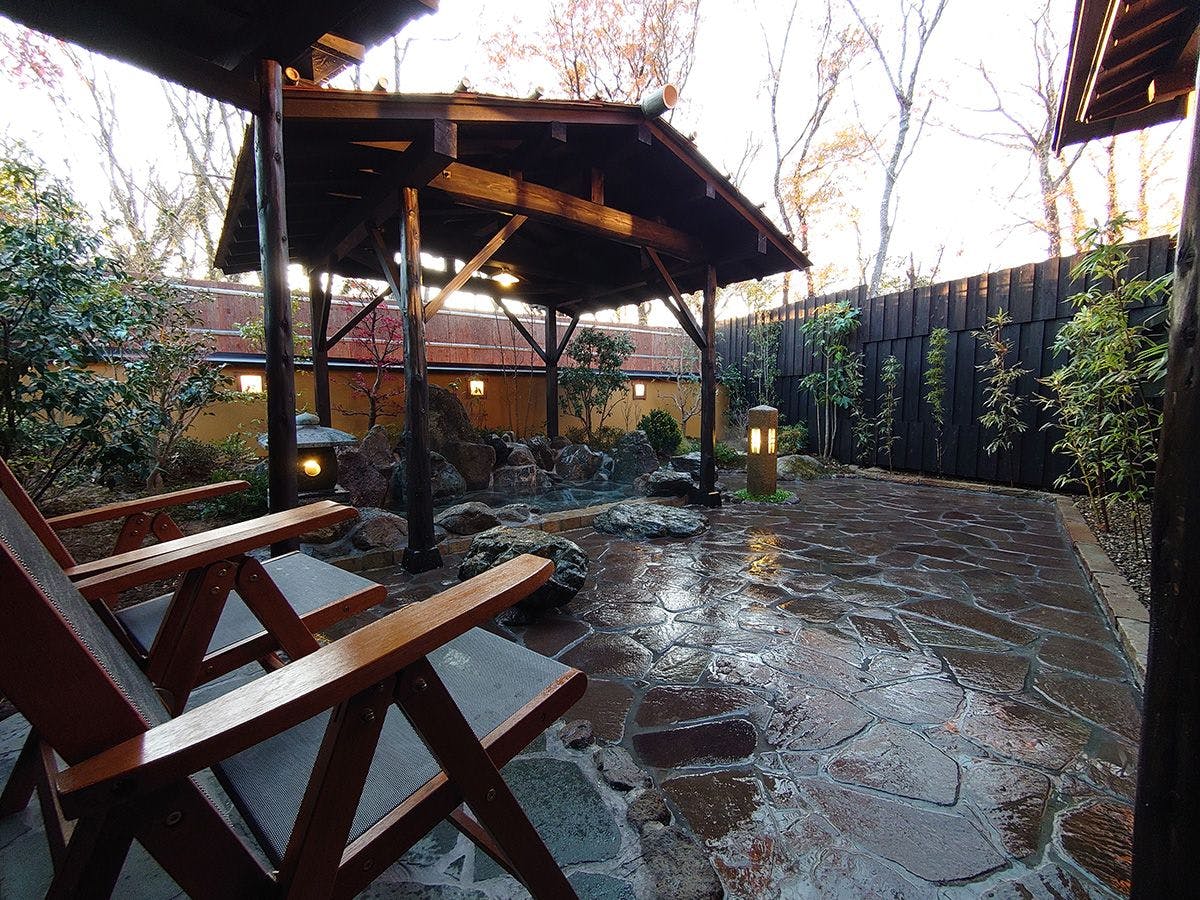 【梼の間】: อ่างอาบน้ำกลางแจ้ง