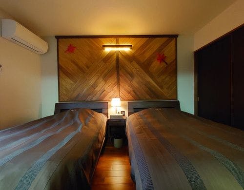 【梼の間】：リビングルーム