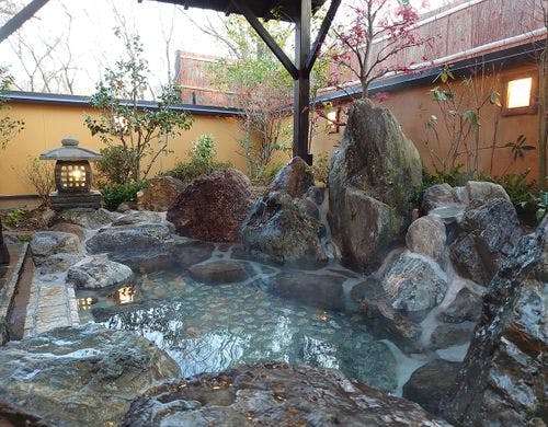 【梼の間】：露天風呂