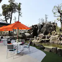 ด้านหน้าทางเข้ามีระเบียงที่สามารถชมวิวของน้ำตกได้